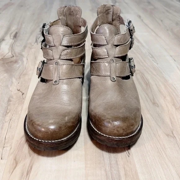 Dromedaris Kelsy short summer ankle boots in a pearl leather Size 38/8